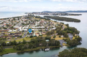 Fun Retro 2 Bedroom Apartment Central Coast